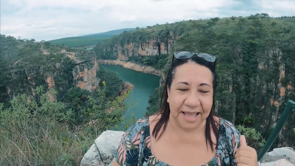 Capitólio: Explorando Cânions, Cachoeiras e Piscinas Naturais – Guia Completo para Sua Viagem 2 Vista panorâmica dos cânions a partir do mirante