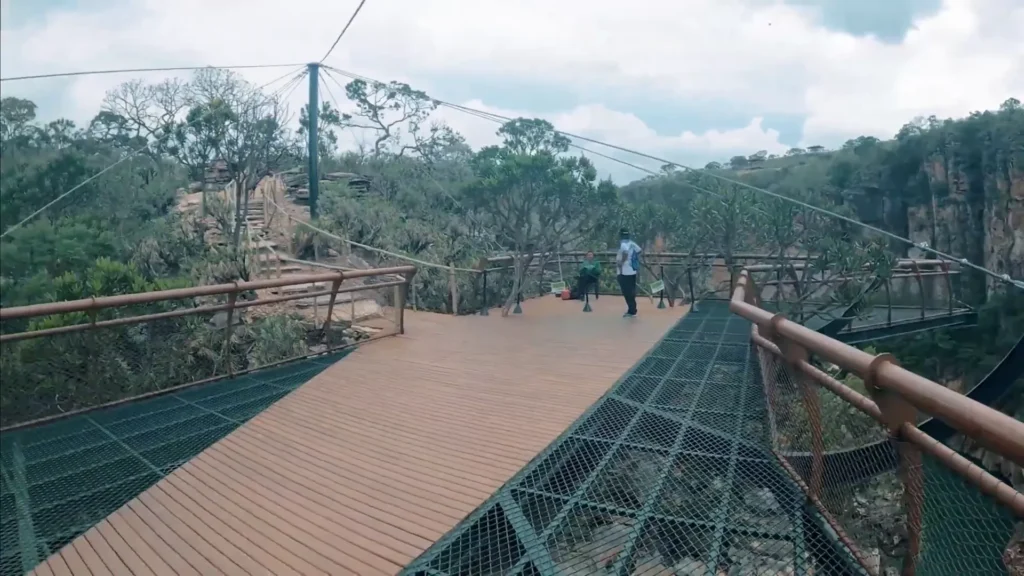 Capitólio: Explorando Cânions, Cachoeiras e Piscinas Naturais – Guia Completo para Sua Viagem 3 Deck de madeira no Mirante Escondido