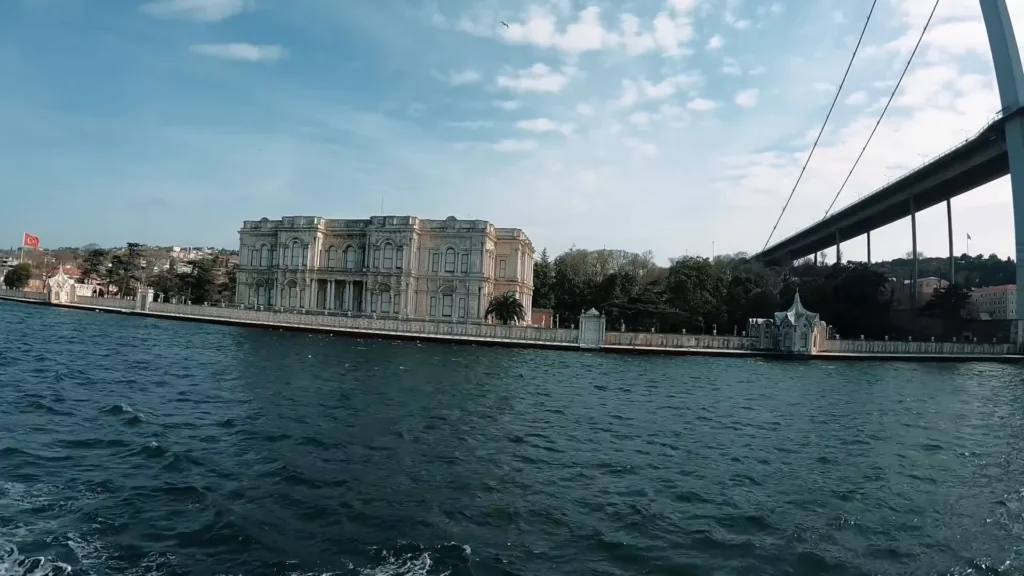 Palácio Beylerbeyi e seus jardins à beira do Bósforo