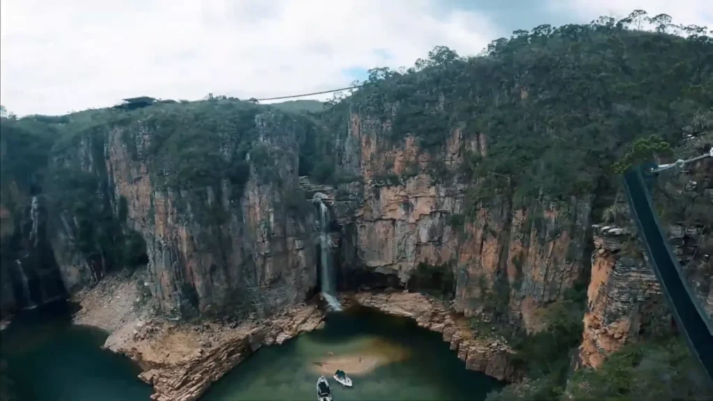 Capitólio: Explorando Cânions, Cachoeiras e Piscinas Naturais – Guia Completo para Sua Viagem 4 Águas cristalinas vistas do Mirante Escondido
