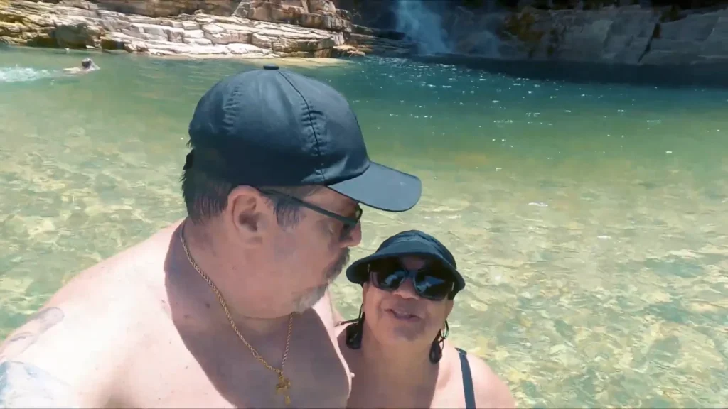 Capitólio: Explorando Cânions, Cachoeiras e Piscinas Naturais – Guia Completo para Sua Viagem 7 Água transparente e morna em local de Capitólio