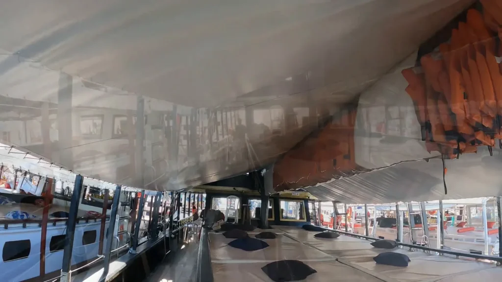 Paraty: Dicas e Preços para um Passeio de Escuna Inesquecível 1 Parte superior da escuna, com espaço para os passageiros se deitarem e contemplarem o mar Paraty