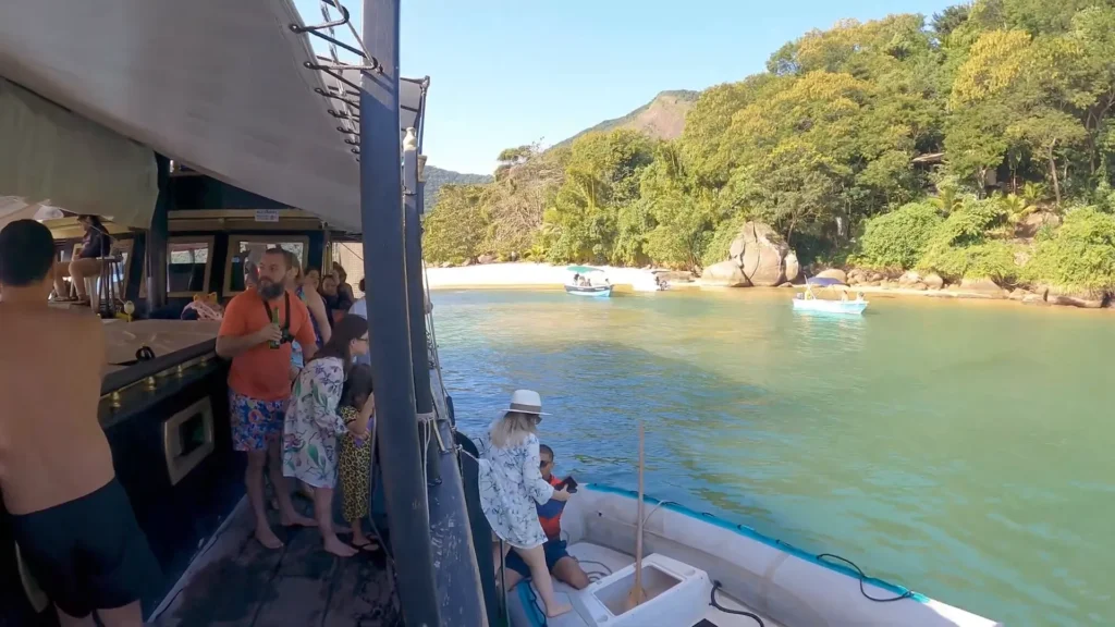 Paraty: Dicas e Preços para um Passeio de Escuna Inesquecível 2 Praia do Saco do Mamanguá com barco ancorado e vista da pequena praia Paraty