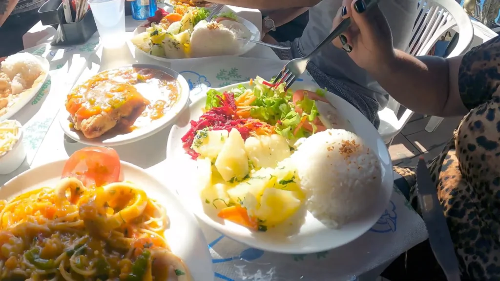 Paraty: Dicas e Preços para um Passeio de Escuna Inesquecível 3 Prato de peixe com molho de camarão servido no restaurante do Saco do Mamanguá