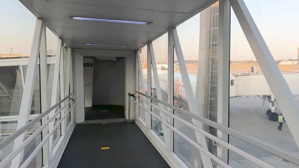 O que fazer em Porto Alegre em 2 dias: roteiro prático dos Nômades da Estrada 1 Andando pelo aeroporto antes do embarque porto alegre