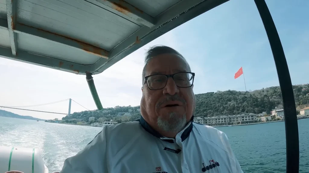 Pessoas agasalhadas no deck superior devido ao vento gelado