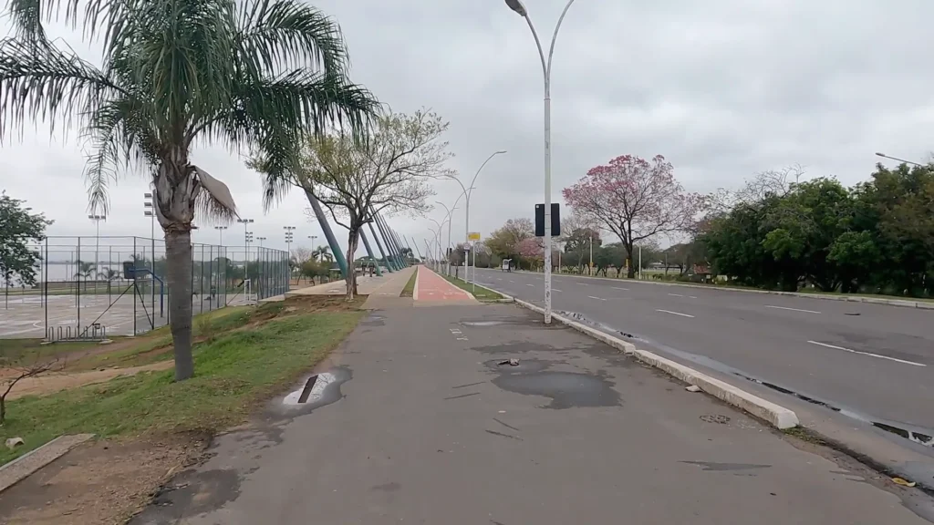 O que fazer em Porto Alegre em 2 dias: roteiro prático dos Nômades da Estrada 6 Aterro do Guaíba, caminhando com vista para o rio