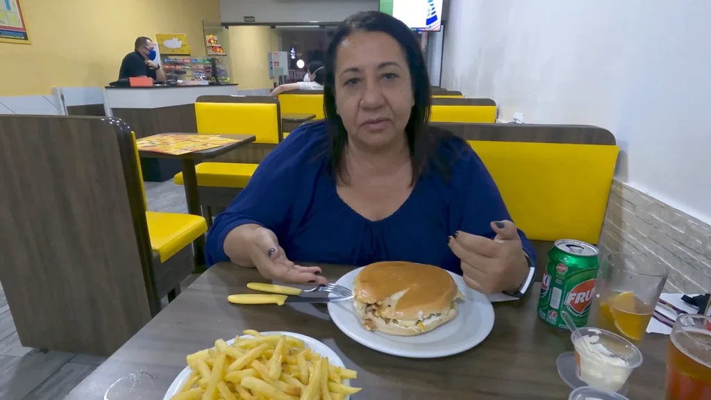 O que fazer em Porto Alegre em 2 dias: roteiro prático dos Nômades da Estrada 7 Lanche local recheado com frango, bacon e salada