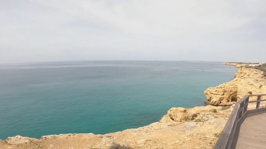 Algarve | Carvoeiro, a maravilhosa praia de Portugal 1 Entrada na vila de Carvoeiro com céu azul e casas no topo das falésias algarve