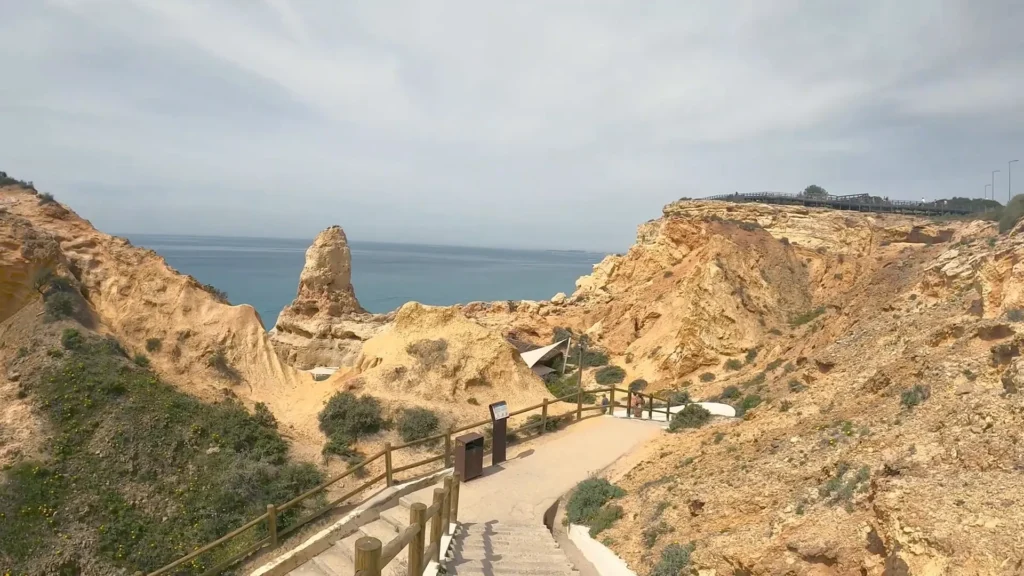 Algarve | Carvoeiro, a maravilhosa praia de Portugal 4 Passarela e descer à Gruta da Boneca, visão do acesso algarve