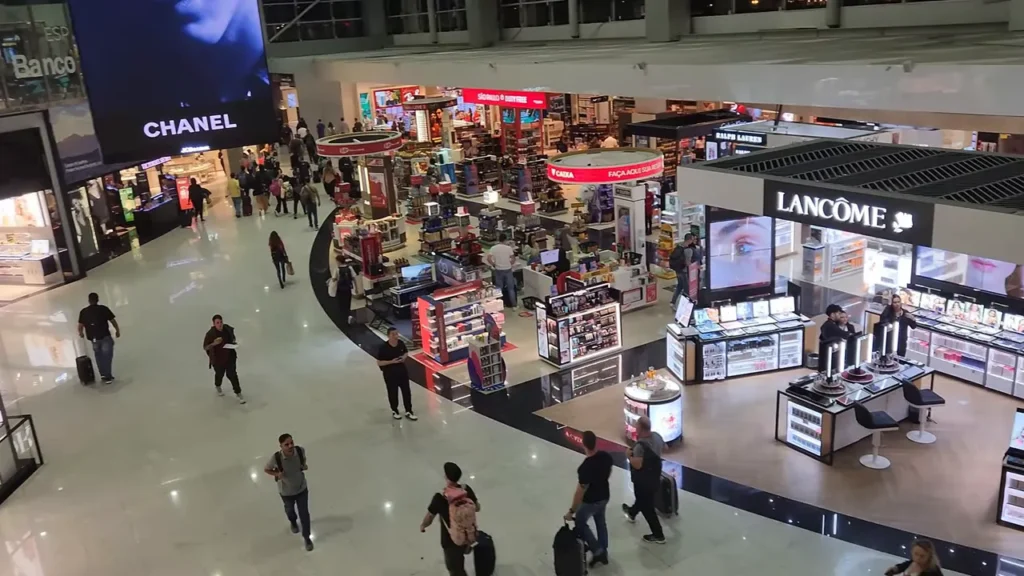 Nossa experiência voando com a TAP para Lisboa 1 Entrada no Aeroporto de Guarulhos, área externa. Nossa experiência voando com a TAP para Lisboa