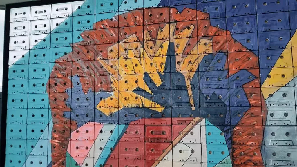 Close nas caixas de fitas cassete que formam um painel artístico na galeria do píer