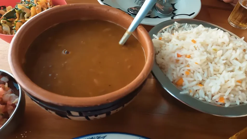 Prato grande para quatro pessoas em restaurante local