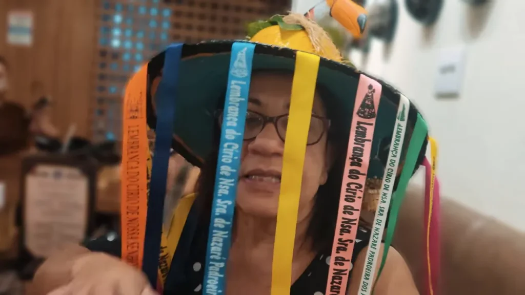 Turista usando chapéu típico e participando de dança regional (carimbó)