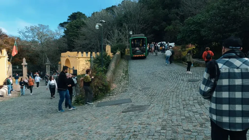 Ônibus turístico que faz o circuito pelos castelos de Sintra