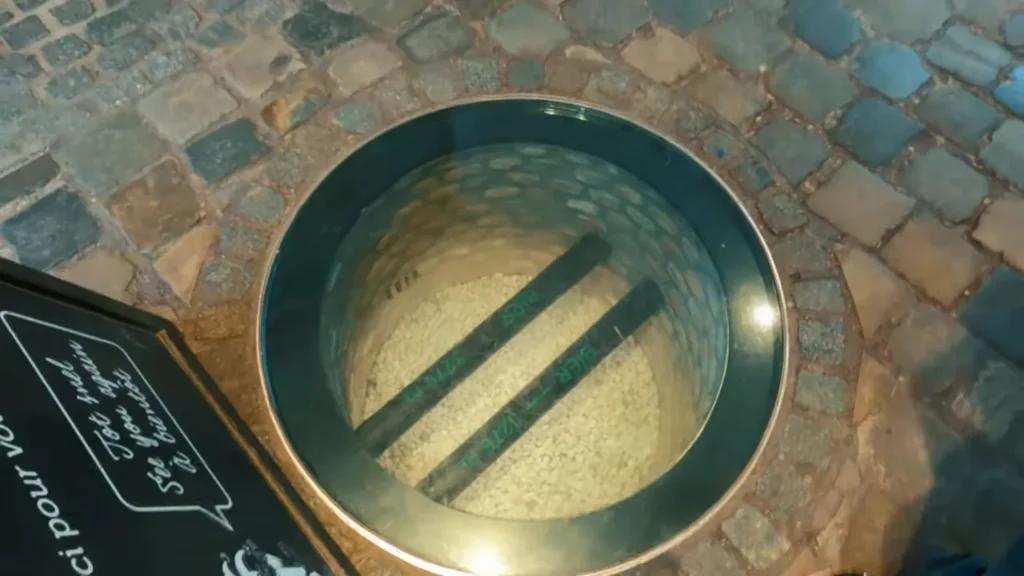 Visor circular no piso com tubulações visíveis, exemplo do sistema que leva cerveja pelo subsolo