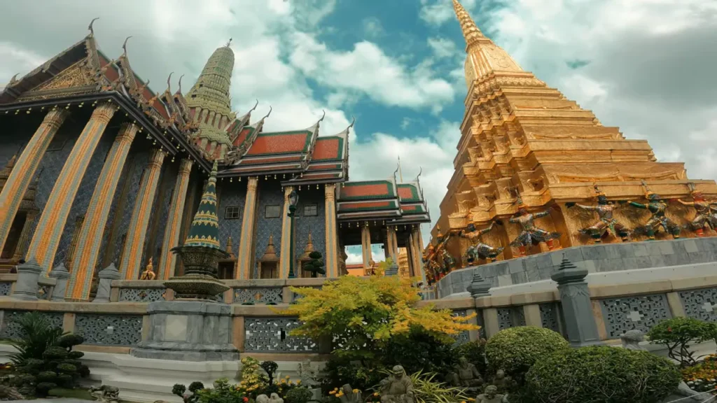 Fachada do Grand Palace com colunas decoradas e chedi dourado ao fundo