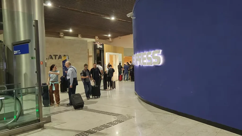 Nossa experiência voando com a TAP para Lisboa 2 Corredor e entrada do lounge MasterCard Black no segundo andar