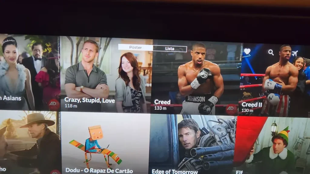 Nossa experiência voando com a TAP para Lisboa 4 Tela de entretenimento com seleção de filmes e TV