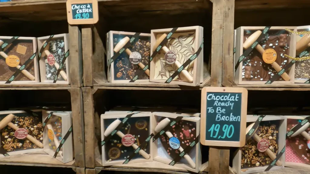 Caixas de chocolate 'pronto para quebrar' exibidas em prateleira com preço