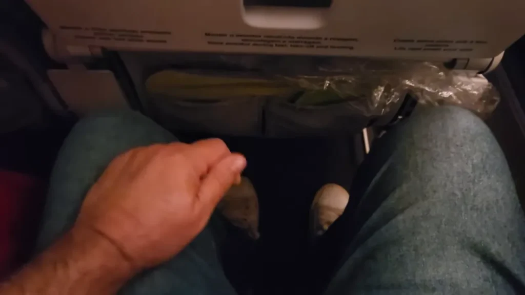 Nossa experiência voando com a TAP para Lisboa 5 Visão do espaço entre as poltronas na classe econômica