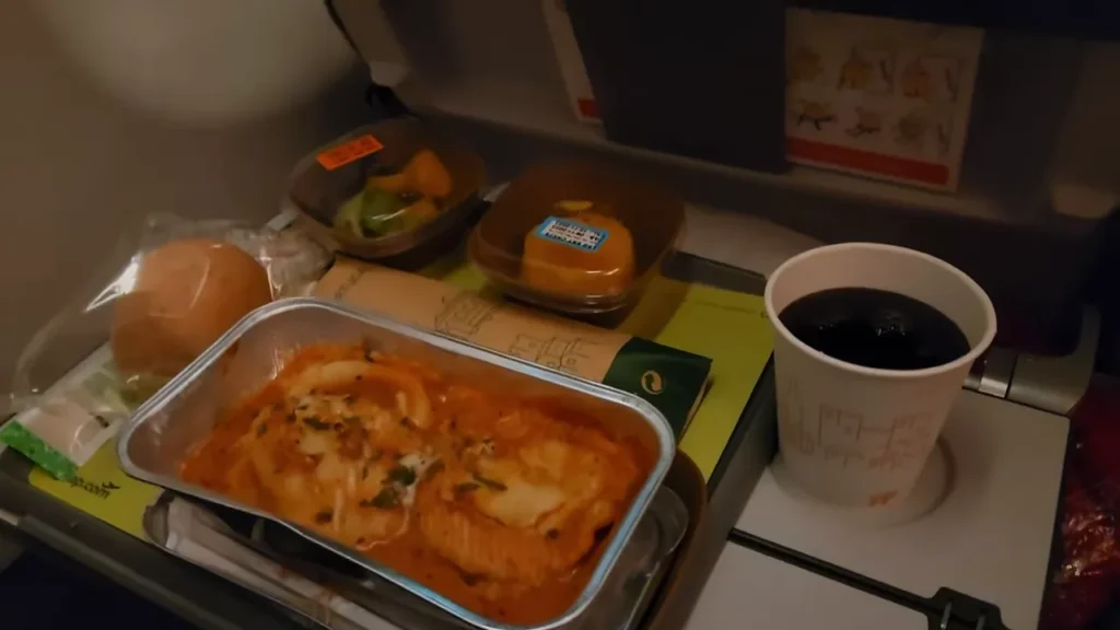 Nossa experiência voando com a TAP para Lisboa 6 Refeição servida na classe econômica: prato principal, salada e sobremesa