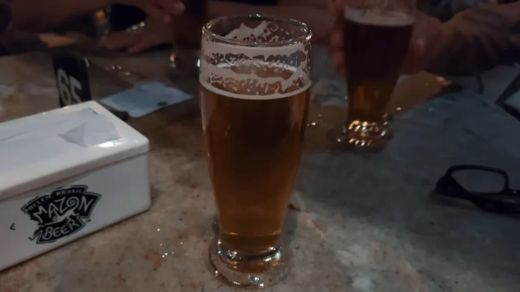 Equipe tomando cerveja local durante a noite