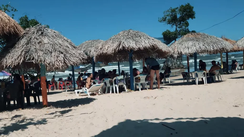 Equipe em restaurante ribeirinho em frente ao rio em Marajó/Alter do Chão