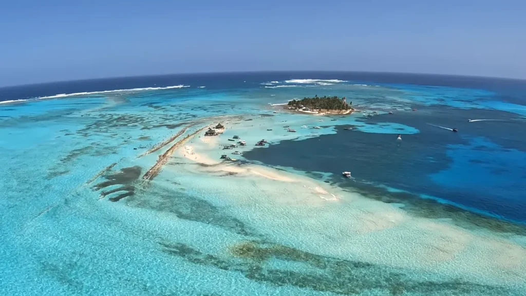 paisagem aérea de San Andrés com água cristalina e bancos de areia