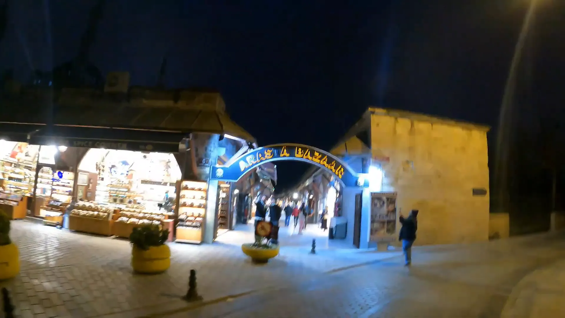 Entrada do Arasta Bazar à noite