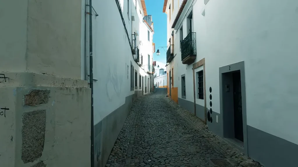 Ruas e fachadas típicas do centro histórico de Évora