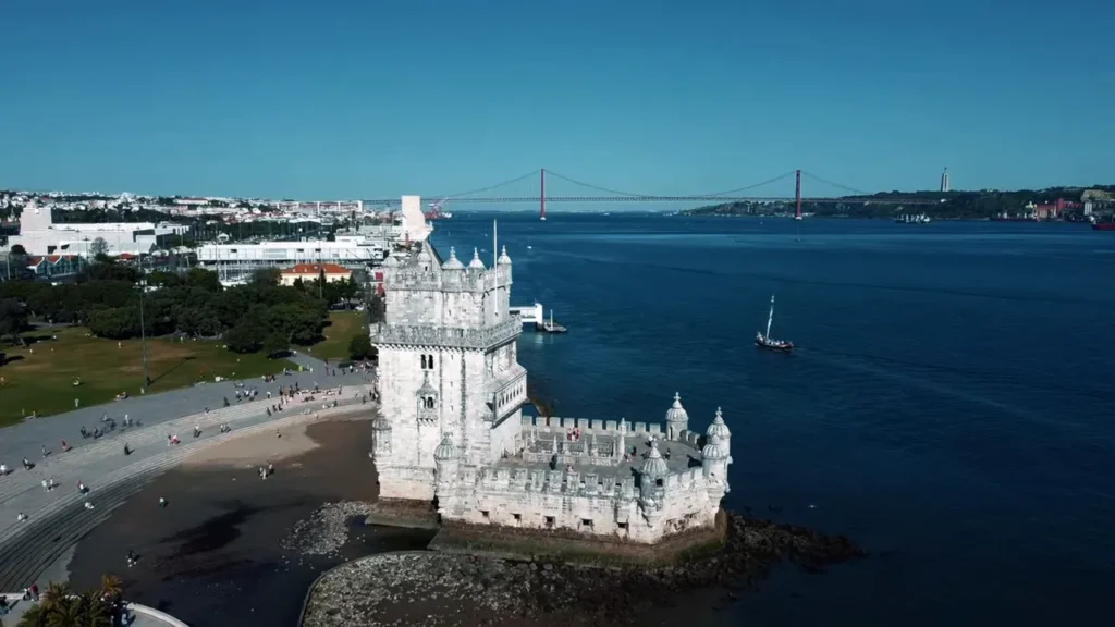 Lisboa: Roteiro Completo de Um Dia em Belém, Centro e Parque das Nações 1 Visão panorâmica da Torre de Belém desde a margem do Tejo