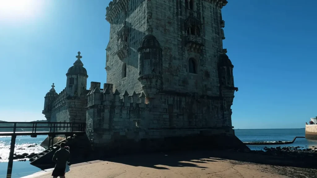Lisboa: Roteiro Completo de Um Dia em Belém, Centro e Parque das Nações 3 Pé da Torre de Belém com maré baixa mostrando areia e algas