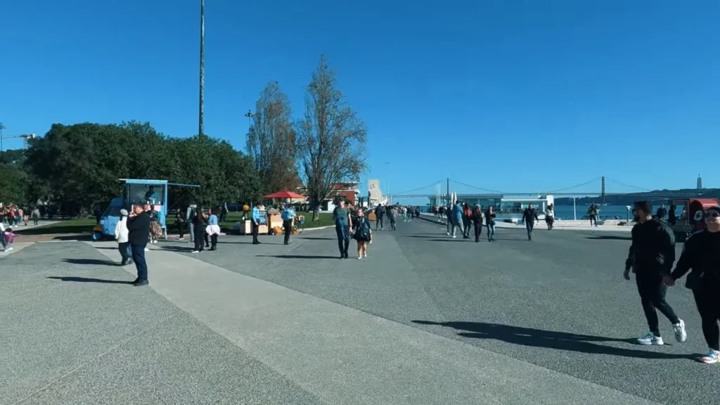 Lisboa: Roteiro Completo de Um Dia em Belém, Centro e Parque das Nações 4 Monumento aos Descobrimentos em dia ensolarado