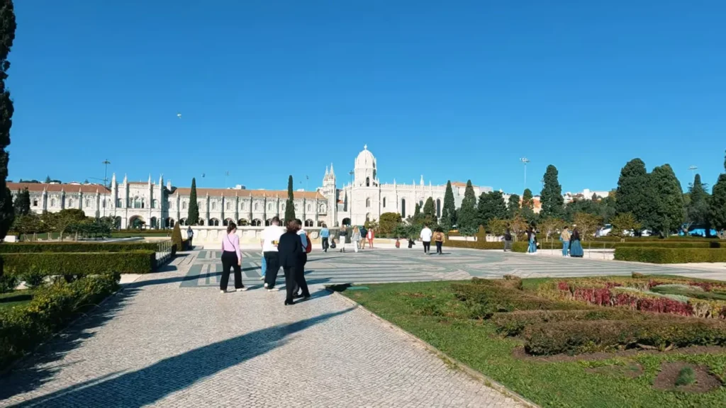 Lisboa: Roteiro Completo de Um Dia em Belém, Centro e Parque das Nações 6 Entrada e jardins do Mosteiro dos Jerónimos em Belém