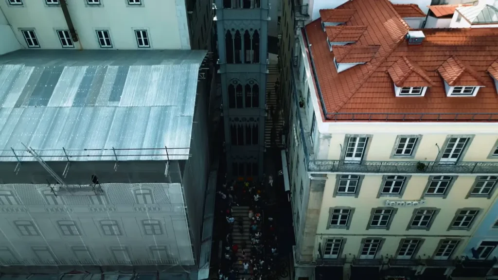 Lisboa: Roteiro Completo de Um Dia em Belém, Centro e Parque das Nações 8 Elevador de Santa Justa em sua estrutura de ferro com turistas