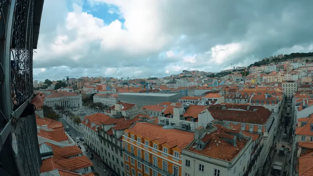 Lisboa: Roteiro Completo de Um Dia em Belém, Centro e Parque das Nações 9 Vista da plataforma do Santa Justa com telhados e o Tejo ao fundo