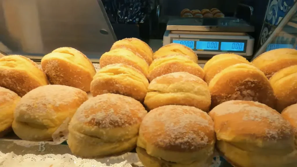 Lisboa: Roteiro Completo de Um Dia em Belém, Centro e Parque das Nações 11 Balcão da Pastéis de Belém com pessoas fazendo fila