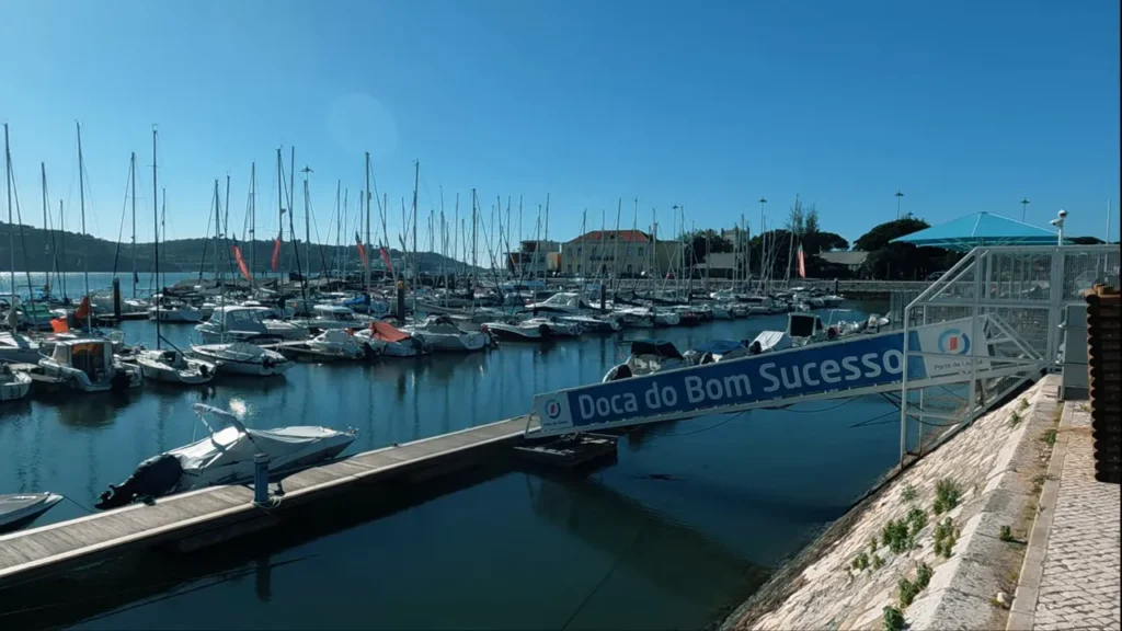 Lisboa: Roteiro Completo de Um Dia em Belém, Centro e Parque das Nações 12 Turistas com roupas diversas mostrando que Lisboa pode ser fria e ensolarada