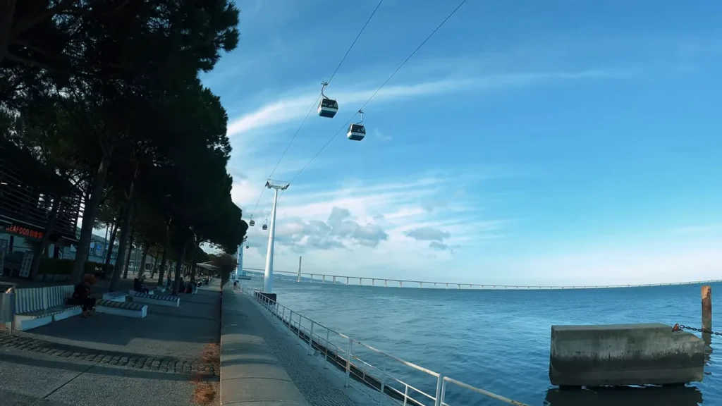 Lisboa: Roteiro Completo de Um Dia em Belém, Centro e Parque das Nações 14 Praça moderna no Parque das Nações com pessoas e estruturas contemporâneas