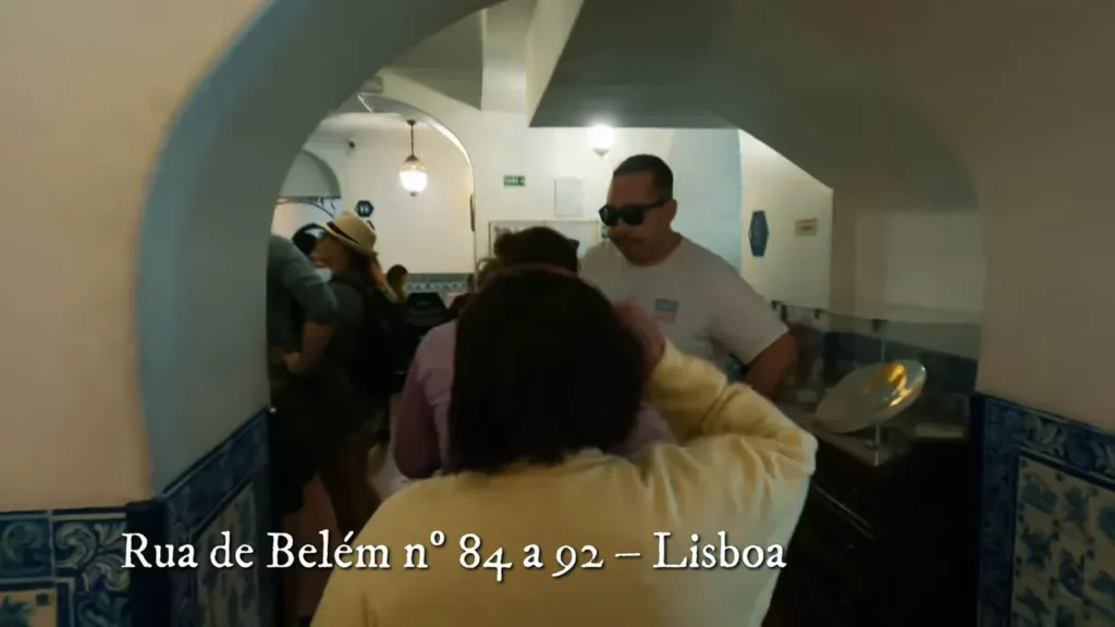 Lisboa: Roteiro Completo de Um Dia em Belém, Centro e Parque das Nações 18 Equipa do Nômades da Estrada em frente à Pastéis de Belém