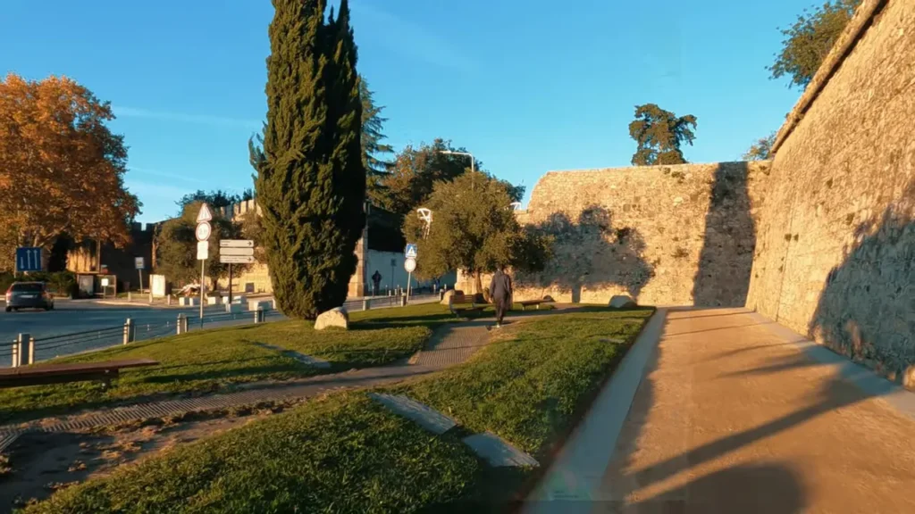 Chegada a Évora: muralhas e entrada principal