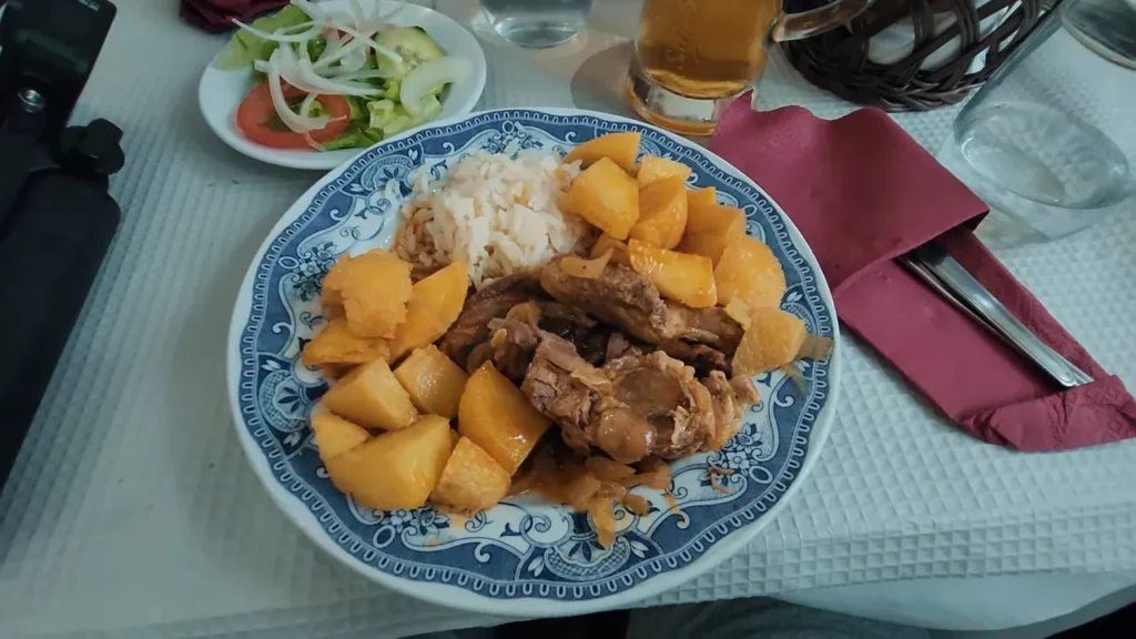 Pratos típicos do Alentejo servidos em restaurante de Évora