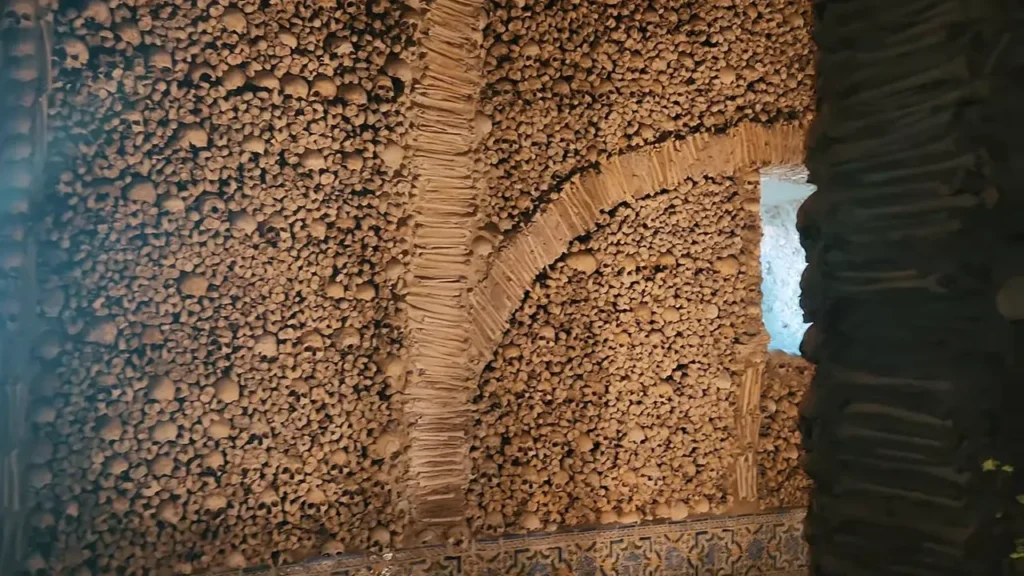 Ambiente exterior da Capela dos Ossos em Évora